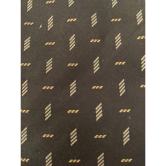 Armani Black Tie with Geometric pattern 60 x 3.75 100% silk Made in Italy - Picture 9 of 9